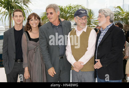 Schauspieler Shia LaBeouf, Harrison Ford, Karen Allen, Regisseur Steven Spielberg und George Lucas Produzent besuchen Photocall zum Film "Indiana Jones 4" am Palais des Festivals bei den 61. Internationalen Filmfestspielen am 18. Mai 2008 in Cannes, Frankreich. Foto von Francis Specker Stockfoto