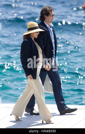 Schauspielerin Joan Collins und Ehemann Percy Gibson begehbar Dock am 18. Mai 2008 in Antibes, Frankreich. Foto von Francis Specker Stockfoto