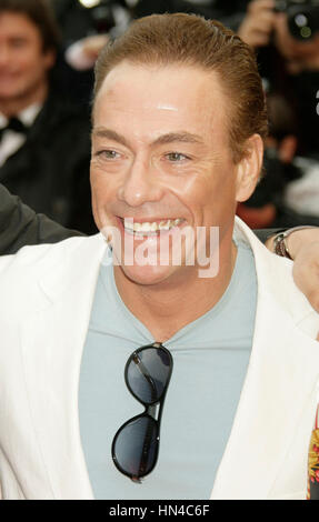 Jean Claude Van Damme kommt bei der Un Conte De Noel-Premiere am Palais des Festivals während der 61. Internationalen Filmfestspiele von Cannes am 16. Mai 2008 in Cannes, Frankreich. Foto von Francis Specker Stockfoto