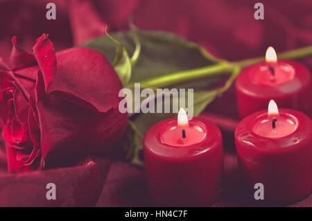 Romantische Rosen und Kerzen-Setup. Valentinstag-Thema. Stockfoto