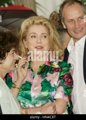 Die Schauspielerin Catherine Deneuve raucht eine Zigarette bei der UN Conte De Noel Photocall im Palais des Festivals während der 61. Internationalen Filmfestspiele von Cannes am 16. Mai 2008 in Cannes, Frankreich. Foto von Francis Specker Stockfoto
