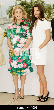 Die Schauspielerinnen Chiara Mastroianni, rechts, und ihre Mutter Catherine Deneuve kommen beim UN Conte De Noel Photocall im Palais des Festivals während der 61. Internationalen Filmfestspiele von Cannes am 16. Mai 2008 in Cannes, Frankreich an. Foto von Francis Specker Stockfoto