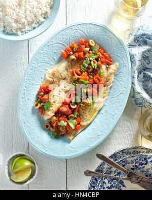 Leckere weiße Fisch Veracruz mit Oliven, Kapern, Tomaten, Jalapenopfeffer und Koriander. Stockfoto