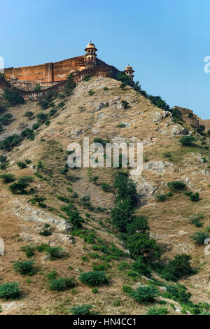 Defensive Wände umgebende Amber (oder Amer) Fort, Jaipur, Rajasthan, Indien Stockfoto