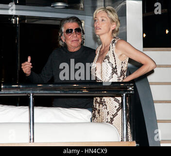 Schauspielerin Sharon Stone mit Fashion Designer Roberto Cavalli am Filmfestival in Cannes Cannes, Frankreich, am 20. Mai 2007. Photo Credit: Francis Specker Stockfoto