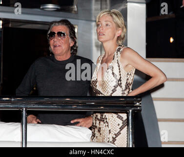 Schauspielerin Sharon Stone mit Fashion Designer Roberto Cavalli am Filmfestival in Cannes Cannes, Frankreich, am 20. Mai 2007. Photo Credit: Francis Specker Stockfoto