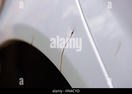 Nahaufnahme von rostigen Kratzer auf Silber Autolack Stockfoto