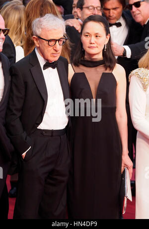 Woody Allen und Soon-Yi Previn kommen bei der Premiere des Films "Irrationale Mann" auf dem 68. Cannes Film Festival am 15. Mai 2015 in Cannes, Frankreich.  Foto von Francis Specker Stockfoto