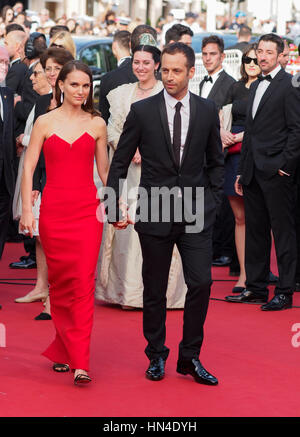 Natalie Portman und Benjamin Millepied kommen bei der Premiere des Films "La Tete Haute" auf dem 68. Cannes Film-Festival am 13. Mai 2015 in Cannes, Frankreich.  Foto von Foto von Francis Specker Stockfoto