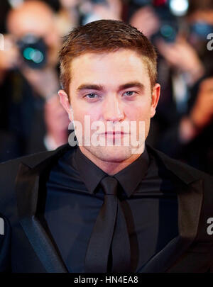 Robert Pattinson kommt für die Premiere des Films, Karten zu den Sternen auf dem Cannes Film Festival am 19. Mai 2014, in Cannes, Frankreich.  Foto von Francis Specker Stockfoto