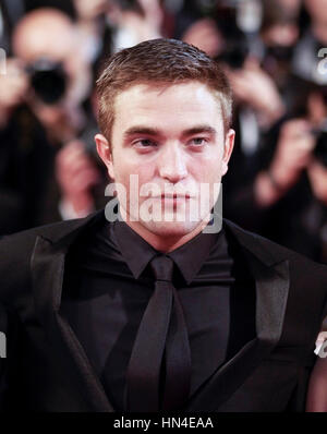 Robert Pattinson kommt für die Premiere des Films, Karten zu den Sternen auf dem Cannes Film Festival am 19. Mai 2014, in Cannes, Frankreich.  Foto von Francis Specker Stockfoto