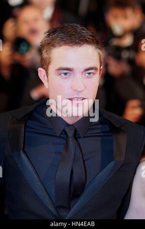 Robert Pattinson kommt für die Premiere des Films, Karten zu den Sternen auf dem Cannes Film Festival am 19. Mai 2014, in Cannes, Frankreich.  Foto von Francis Specker Stockfoto