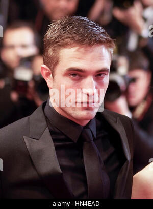 Robert Pattinson kommt für die Premiere des Films, Karten zu den Sternen auf dem Cannes Film Festival am 19. Mai 2014, in Cannes, Frankreich.  Foto von Francis Specker Stockfoto