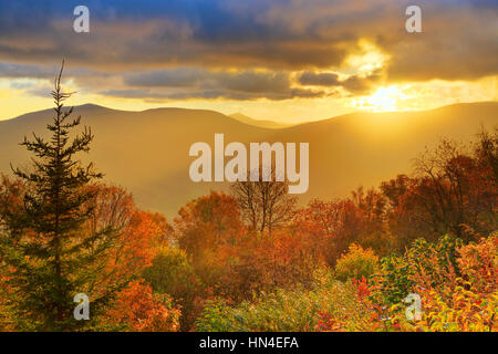 Sonnenaufgang, nördlich von Balsum Gap, Blue Ridge Parkway, Grandfather Mountain, North Carolina, USA Stockfoto