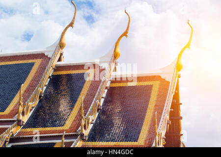 Thai-Tempel Dach des Wat Phra Kaew oder der Tempel des Smaragd-Buddha oder Wat Phra Sri Rattana Satsadaram, Bangkok Thailand. Stockfoto
