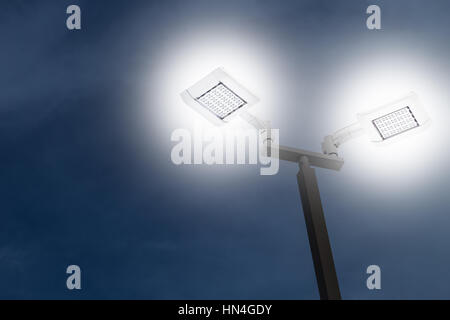 Parkplatz im freien-Flut-Licht arbeiten am Abend, Energieeinsparungen geführt. Stockfoto