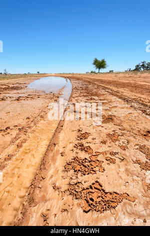 Überflutet Outback Schmutz der Straße zwischen Pooncarie und Menindee, New South Wales, Australien Stockfoto