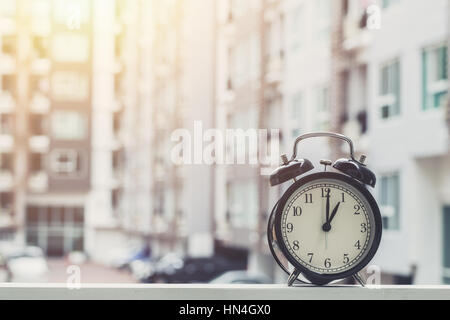 01:00 Retro-Uhr mit The Clock Eigentumswohnung Hintergrund. Stockfoto