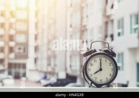 08:00-Retro-Uhr mit The Clock Eigentumswohnung Hintergrund. Stockfoto