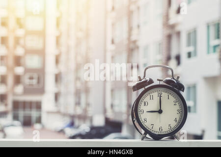 09:00 Retro-Uhr mit The Clock Eigentumswohnung Hintergrund. Stockfoto