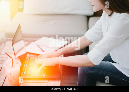 Junge macht Frau Arbeit mit hoher Energie auf Tippfehler und neue Geschäftsidee auf Laptop an Kaffee Café Arbeitsplatz, arbeiten asiatische Mädchen in home Office Konzept. Stockfoto