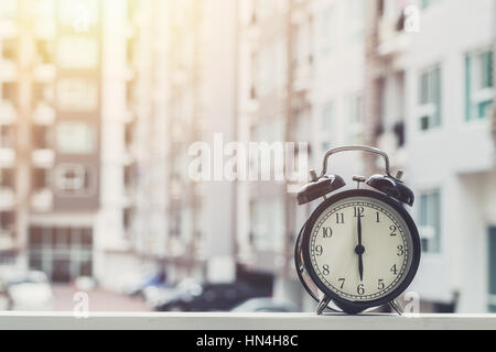 06:00 Retro-Uhr mit The Clock Eigentumswohnung Hintergrund. Stockfoto