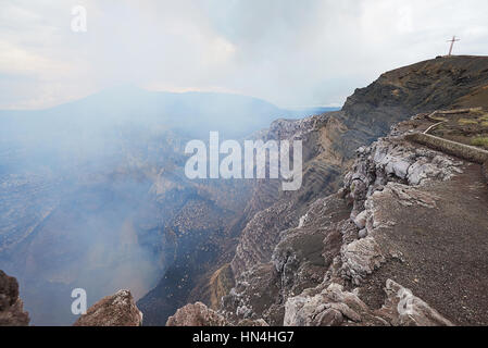 Tiefe Vulkan Krater Blick von oben in Nicaragua masaya Stockfoto