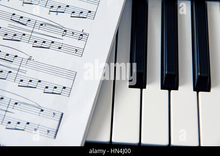 Close-up Musik-Score auf der Klaviertastatur Stockfoto