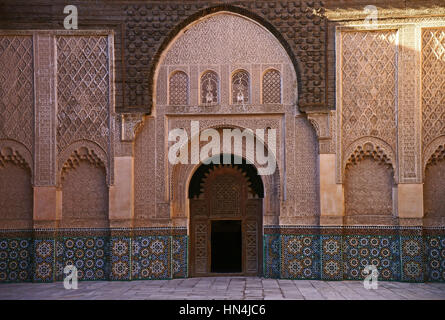 Madrasa Ben Yussef, Interieur, Wandschmuck, Kalligraphie, Mosaik, Marrakesch, Marokko Stockfoto