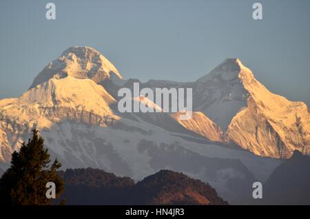 Nanda Devi Gipfel bei Sonnenaufgang, Chaukori Stockfoto