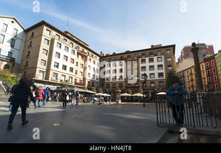 Baskenland: Blick auf die Paläste und Gebäude in Plaza Unamuno, Unamuno-Platz, dem Zentrum von Casco Viejo, der Altstadt von Bilbao Stockfoto