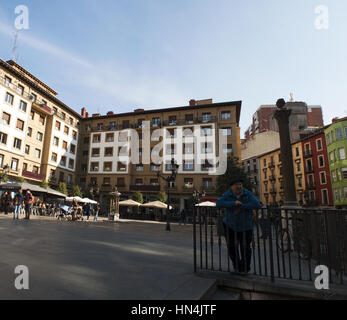 Baskenland: Blick auf die Paläste und Gebäude in Plaza Unamuno, Unamuno-Platz, dem Zentrum von Casco Viejo, der Altstadt von Bilbao Stockfoto