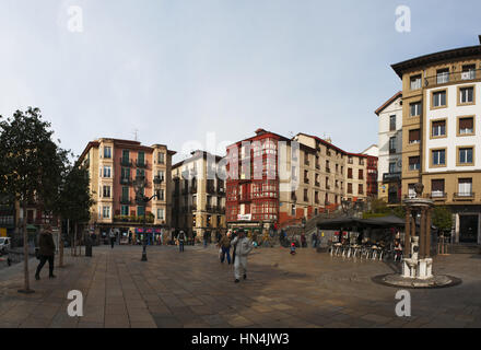 Baskenland: Blick auf die Paläste und Gebäude in Plaza Unamuno, Unamuno-Platz, dem Zentrum von Casco Viejo, der Altstadt von Bilbao Stockfoto