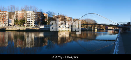 Spanien: Skyline von Bilbao und Nervion River mit Blick auf die Zubizuri, die weiße Brücke oder der Campo Volantin Brücke von Santiago Calatrava Stockfoto