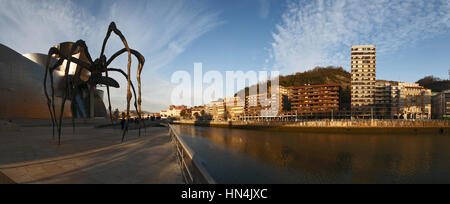 Spanien: Nervion River und die Skyline von Bilbao mit Blick auf die Skulptur Maman, eine riesige Spinne, die durch die französische Künstlerin Louise Bourgeois gemacht Stockfoto