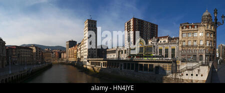 Spanien: Skyline, Blick auf den Fluss Nervion und Bilbao Concordia Station, bekannt als Bilbao Santander Station in einem modernistischen Art Nouveau Stil gebaut Stockfoto