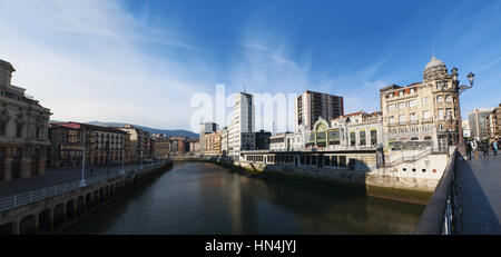 Spanien: Skyline, Blick auf den Fluss Nervion und Bilbao Concordia Station, bekannt als Bilbao Santander Station in einem modernistischen Art Nouveau Stil gebaut Stockfoto