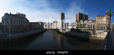 Spanien: Skyline, Blick auf den Fluss Nervion und Bilbao Concordia Station, bekannt als Bilbao Santander Station in einem modernistischen Art Nouveau Stil gebaut Stockfoto