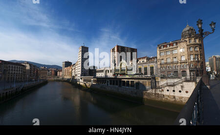 Spanien: Skyline, Blick auf den Fluss Nervion und Bilbao Concordia Station, bekannt als Bilbao Santander Station in einem modernistischen Art Nouveau Stil gebaut Stockfoto