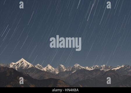 Nanda Devi Gipfel bei Sonnenaufgang, Chaukori Stockfoto