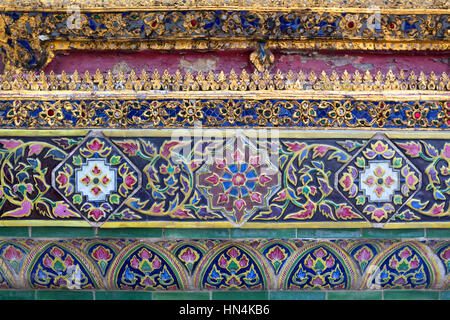 Florale Ornamente im traditionellen Thai-Stil von Arun Tempel in Bangkok Stockfoto