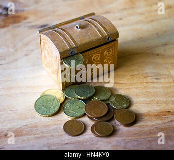 Geld vom Sarg, Geschäftskonzept, Hintergrund Stockfoto