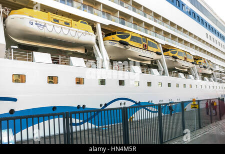 ROSTOCK, Deutschland-16. September 2016: Rettungsboote auf einer Kreuzfahrt Schiff AIDAmar Stockfoto