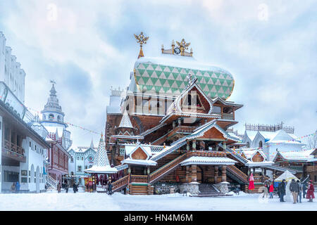 Moskau-12. November 2016: Holzkirche im legendären Komplex "Kreml in Ismailowo" aka Izmailovskiy Kreml im Winter Schnee, ein Kulturzentrum ich Stockfoto