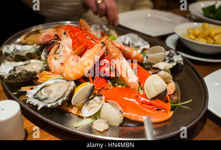 Kalte Fischplatte mit Hummer und Krabben in die Kupfer-Clam Restaurant am Brighton Seafront Schalentiere Stockfoto