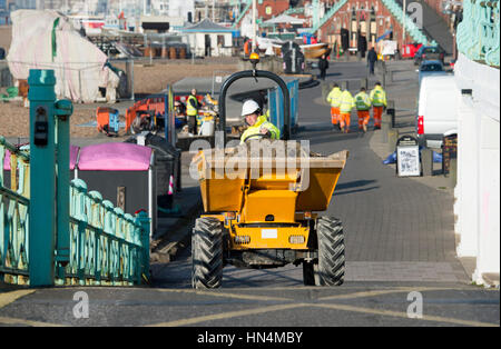 Website der Bauarbeiter mit einem Kipper-LKW auf Brighton Seafront UK Stockfoto