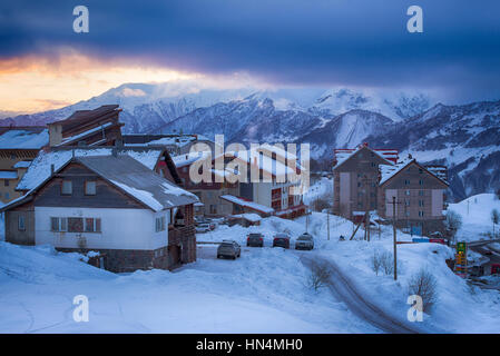 Skigebiet von Gudauri und Dorf Stockfoto