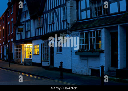 Straße in Alcester, in der Abenddämmerung, Warwickshire, England UK Stockfoto