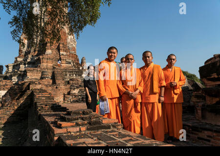 Mönche in der Buddhistischen Tempelanlage Wat Phra Ram Im Geschichtspark Ayutthaya, Thailand, Asien |  Mönche im buddhistischen Tempel Wat Phra Ram, Ayu Stockfoto