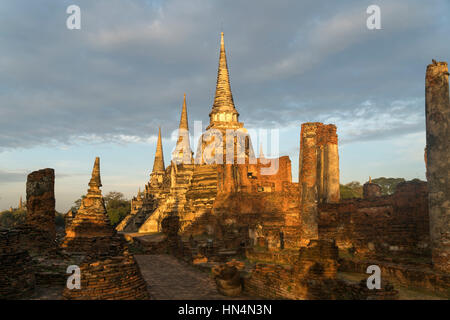 Sterben Drei Chedi des Königlichen Tempel Wat Phra Si Sanphet Im Geschichtspark Ayutthaya, Thailand, Asien |  Die drei Chedis des alten königlichen Palast W Stockfoto